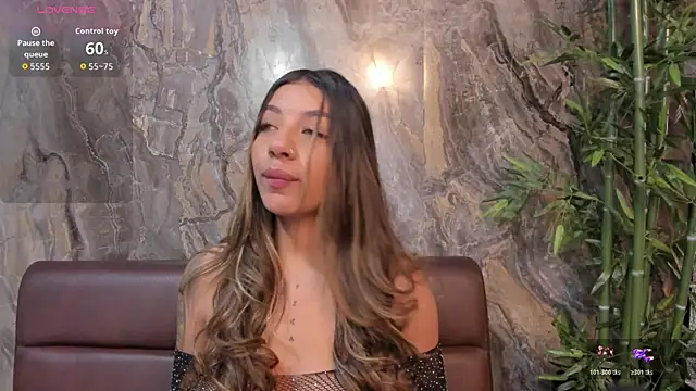 Aria Moretti  online show from November 20, 2025, 11:21 am