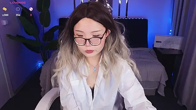 Erica Asti online show from November 30, 2025, 3:27 pm