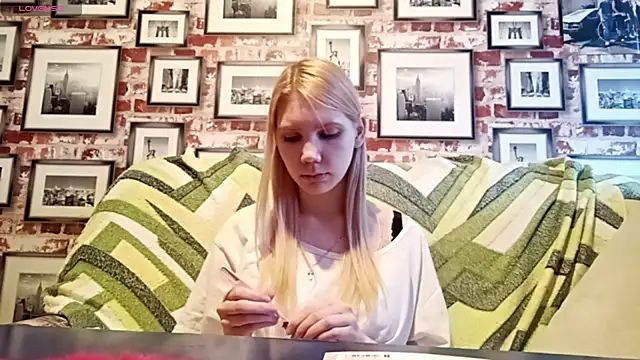 Snapshot of EvieBaggette chatting on November 21, 2025, 8:46 am EvieBaggette online show from November 21, 2025, 8:46 am