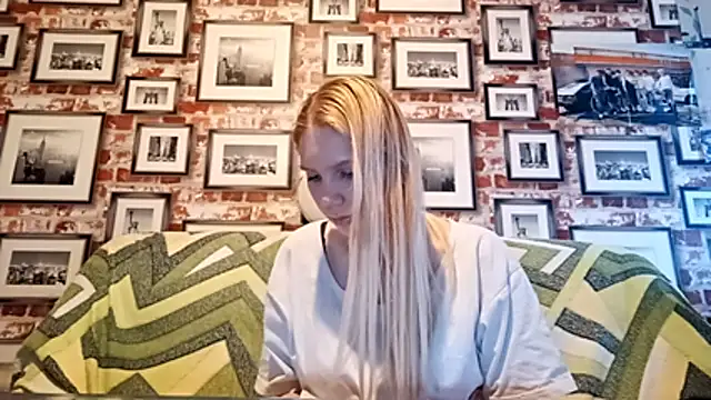 Snapshot of EvieBaggette chatting on November 24, 2025, 8:25 am EvieBaggette online show from November 24, 2025, 8:25 am