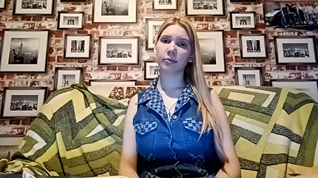 Snapshot of EvieBaggette chatting on November 25, 2025, 6:13 am EvieBaggette online show from November 25, 2025, 6:13 am