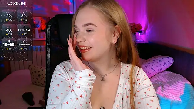 Snapshot of EmiRisse chatting on November 28, 2025, 4:42 pm EmiRisse online show from November 28, 2025, 4:42 pm