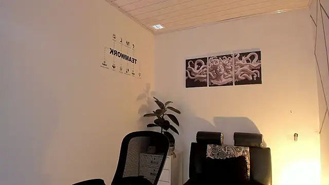 James Adams 01 online show from December 5, 2025, 12:25 pm