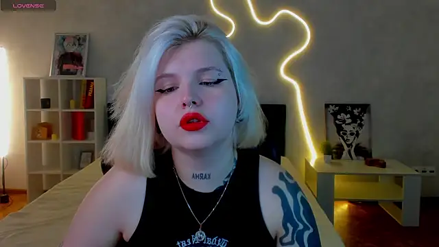 Snapshot of shadow__purrr chatting on November 18, 2025, 1:22 am shadow purrr online show from November 18, 2025, 1:22 am