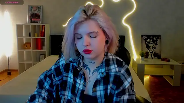 Snapshot of shadow__purrr chatting on November 23, 2025, 1:27 am shadow purrr online show from November 23, 2025, 1:27 am