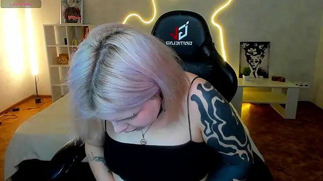 Snapshot of shadow__purrr chatting on December 1, 2025, 1:32 am shadow purrr online show from December 1, 2025, 1:32 am