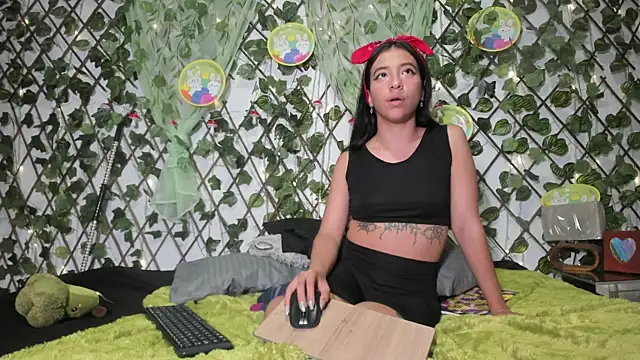 LittlePeach  online show from April 9, 2026, 11:04 am