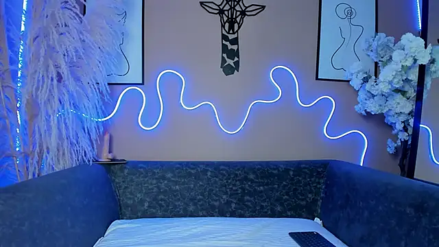 ella evans  online show from November 24, 2025, 12:16 pm