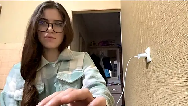 Snapshot of macanmercedes chatting on November 29, 2025, 10:18 am macanmercedes online show from November 29, 2025, 10:18 am