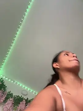 Snapshot of ArielleMillerr- chatting on February 23, 2026, 5:43 pm ArielleMillerr- online show from February 23, 2026, 5:43 pm