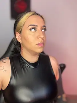 VeloraVyxen  online show from December 3, 2025, 1:46 am