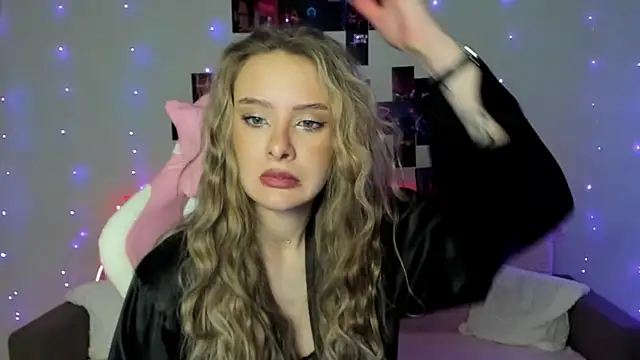 Snapshot of Suzie_Q69 chatting on November 30, 2025, 8:51 am Suzie Q69 online show from November 30, 2025, 8:51 am