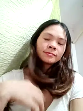 quynhquynh  online show from November 27, 2025, 4:09 pm