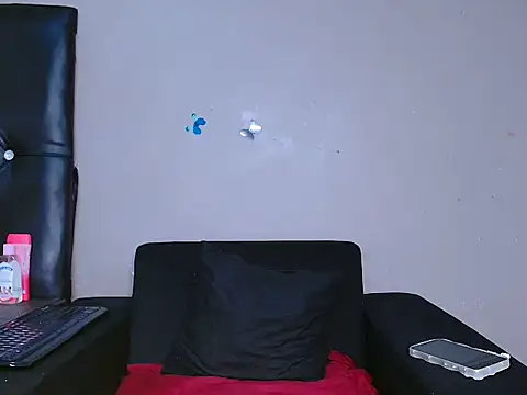 Snapshot of YELLOW-MELLO chatting on November 26, 2025, 12:39 pm YELLOW-MELLO online show from November 26, 2025, 12:39 pm