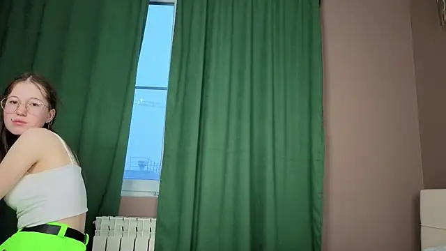 MiraFenech online show from November 28, 2025, 5:32 am