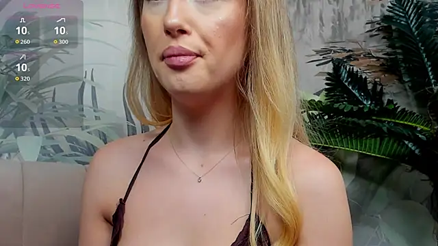 Snapshot of ChloeeBee chatting on November 25, 2025, 7:03 pm ChloeeBee online show from November 25, 2025, 7:03 pm