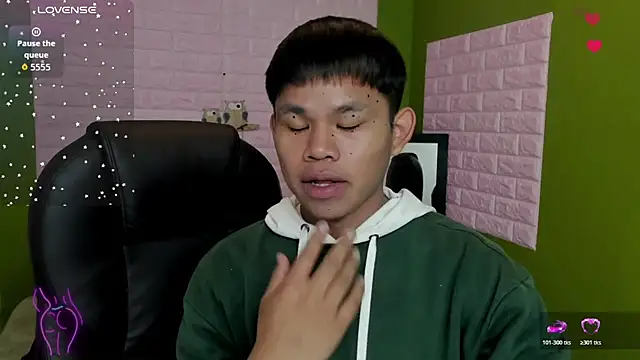 tommy cherry  online show from November 28, 2025, 3:47 pm