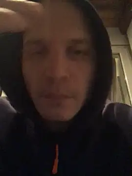 Snapshot of Spielzeugtwink chatting on December 15, 2025, 7:51 pm Spielzeugtwink online show from December 15, 2025, 7:51 pm