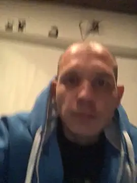 Snapshot of Spielzeugtwink chatting on May 19, 2026, 9:43 pm Spielzeugtwink online show from May 19, 2026, 9:43 pm