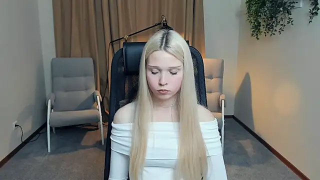 CherrylHolme online show from November 22, 2025, 3:44 pm