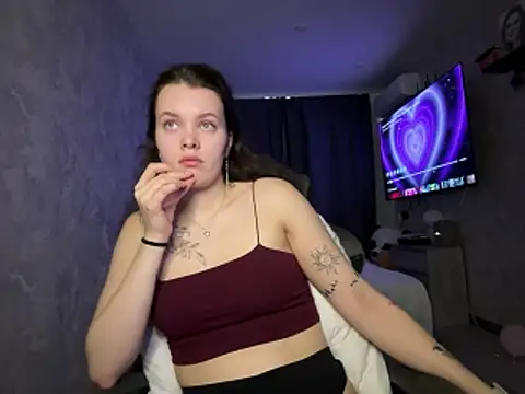 Teresa Yung online show from November 22, 2025, 8:35 am