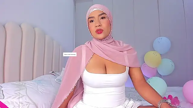 Amira-Zahra online show from April 19, 2026, 9:39 pm