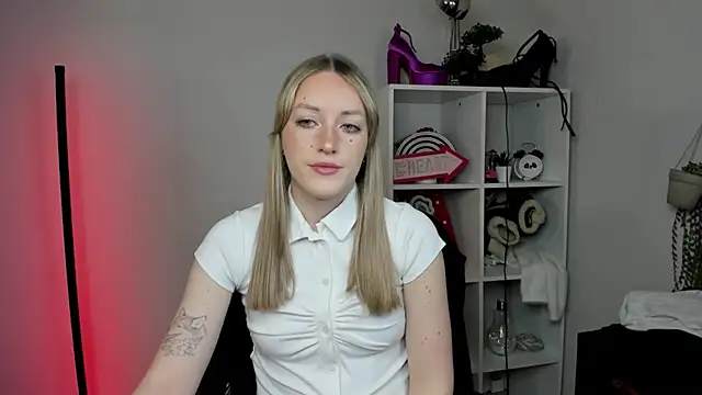 EvelynBlond online show from March 27, 2026, 10:15 am