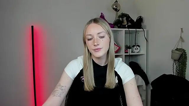 EvelynBlond online show from April 1, 2026, 12:39 pm