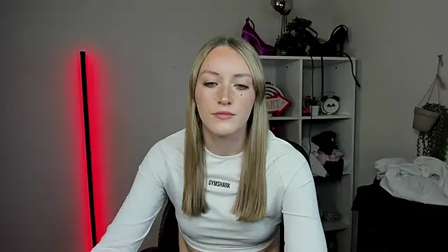 EvelynBlond online show from April 10, 2026, 12:43 pm