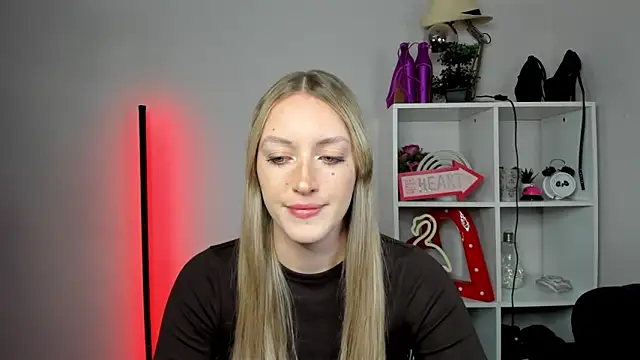 EvelynBlond online show from May 15, 2026, 5:25 am