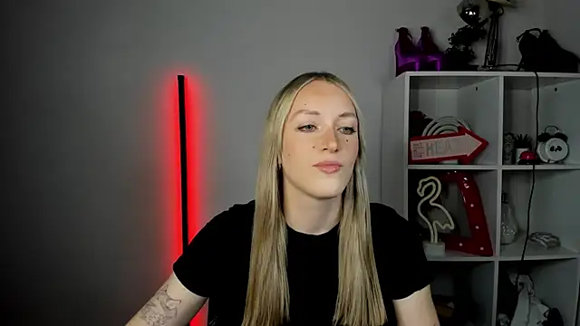 Snapshot of EvelynBlond chatting on June 15, 2026, 12:40 pm EvelynBlond online show from June 15, 2026, 12:40 pm