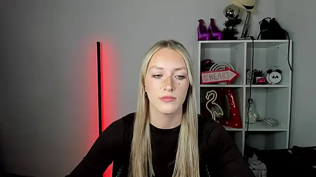 Snapshot of EvelynBlond chatting on June 26, 2026, 12:42 pm EvelynBlond online show from June 26, 2026, 12:42 pm