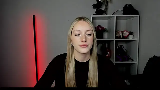 Snapshot of EvelynBlond chatting on July 6, 2026, 12:46 pm EvelynBlond online show from July 6, 2026, 12:46 pm