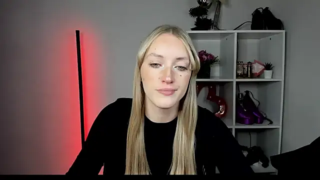 Snapshot of EvelynBlond chatting on July 8, 2026, 12:31 pm EvelynBlond online show from July 8, 2026, 12:31 pm