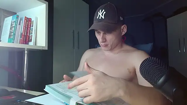 Poliglotjoe1 online show from November 28, 2025, 6:54 pm