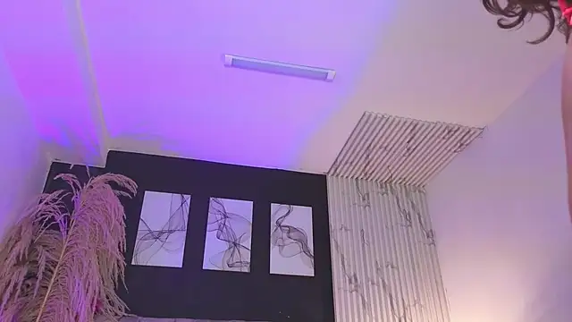 dahianae   online show from February 7, 2026, 3:32 am