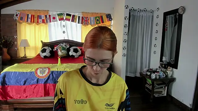 Snapshot of Charlotte-Willson chatting on June 15, 2026, 8:33 pm Charlotte-Willson online show from June 15, 2026, 8:33 pm