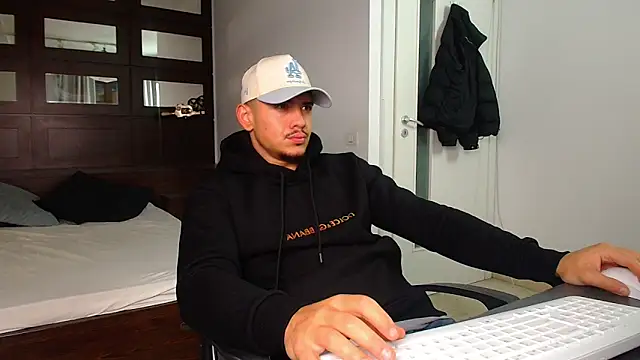 ElijahThorne online show from February 9, 2026, 5:44 am