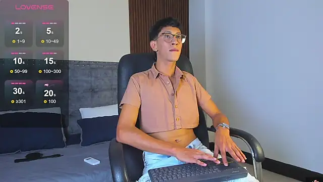 Snapshot of alan_bless18 chatting on November 22, 2025, 8:41 pm alan bless18 online show from November 22, 2025, 8:41 pm