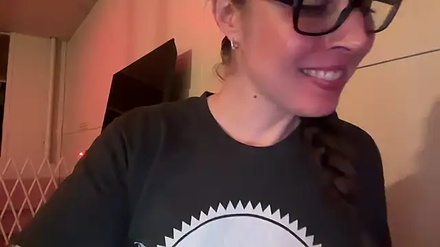 MissGoldenCartier online show from March 29, 2026, 3:39 am