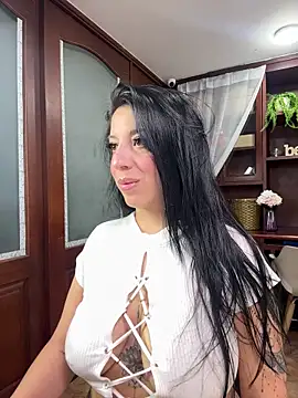 Snapshot of VictoriaHenao chatting on May 5, 2026, 9:23 pm VictoriaHenao online show from May 5, 2026, 9:23 pm