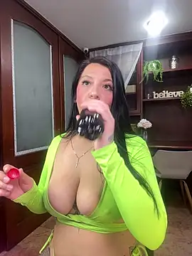 Snapshot of VictoriaHenao chatting on May 8, 2026, 9:42 pm VictoriaHenao online show from May 8, 2026, 9:42 pm