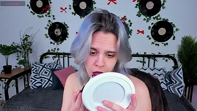 LiraBelle online show from April 13, 2026, 3:12 am