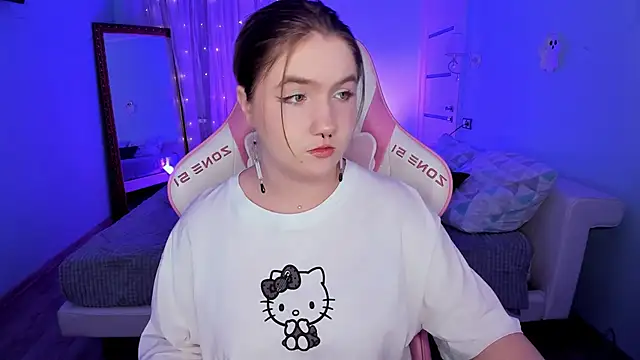 Snapshot of lovelyy_julia chatting on December 2, 2025, 8:30 am lovelyy julia online show from December 2, 2025, 8:30 am