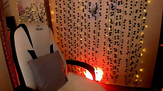 lovelyy julia online show from March 5, 2026, 5:03 am