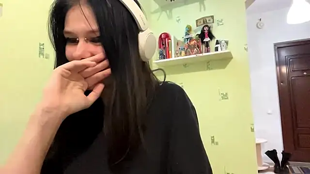 TraceeSchutt online show from December 3, 2025, 8:29 pm