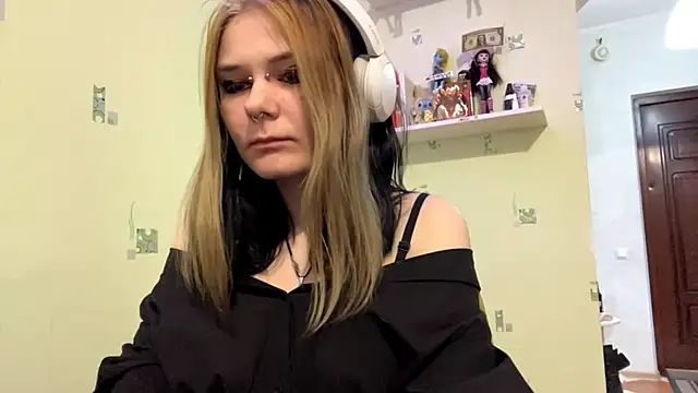 TraceeSchutt online show from December 17, 2025, 8:15 pm