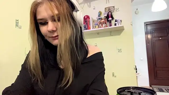 TraceeSchutt online show from December 18, 2025, 1:06 pm