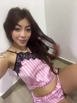 DAKOTA SAKURA online show from June 4, 2026, 2:23 pm