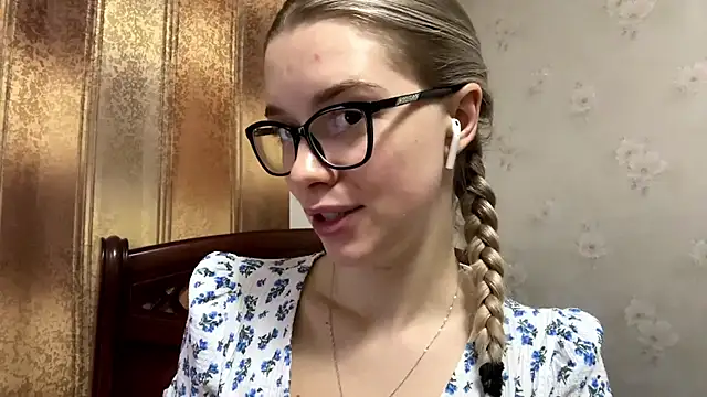 MichikoWienandt online show from November 26, 2025, 5:08 am